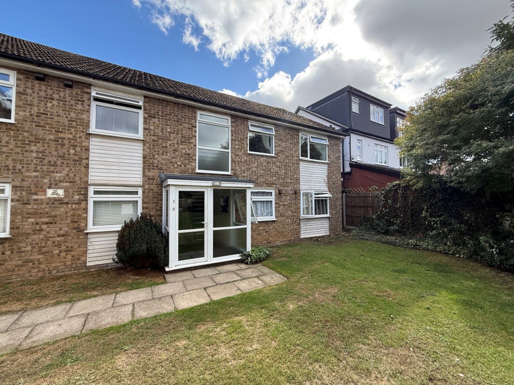 Lot: 31 - FIRST FLOOR FLAT FOR IMPROVEMENT - Rear aspect of block